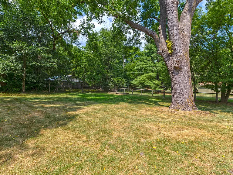 5071 Plymouth Rd — Photo 36