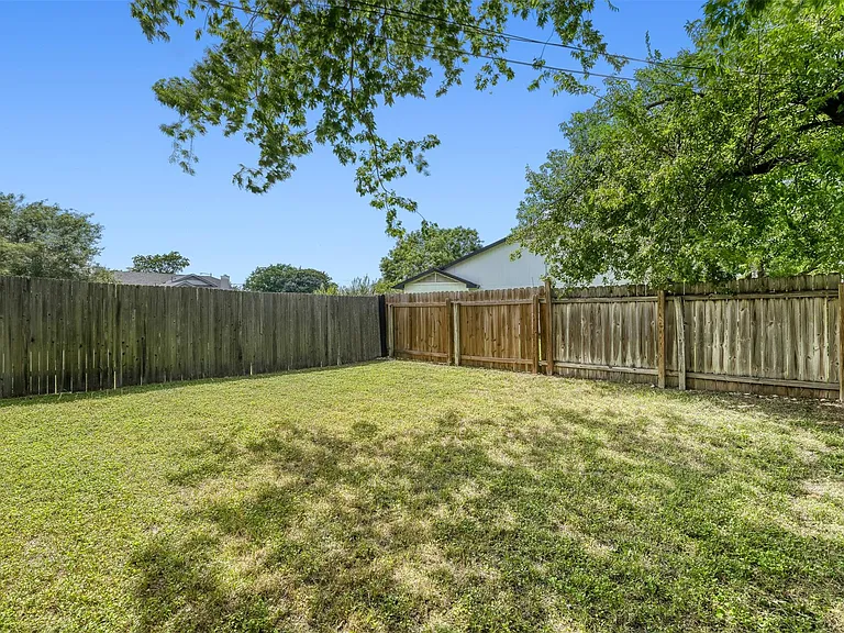 502 Gregory Ct — Photo 22