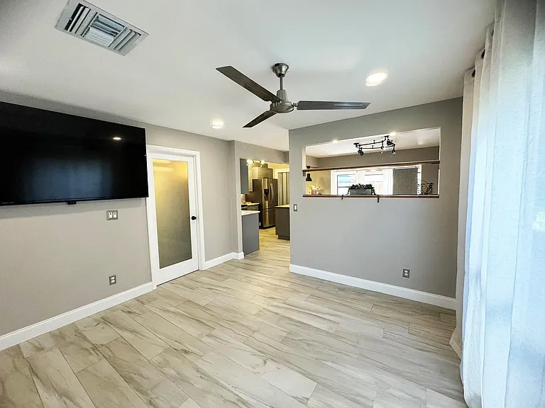 321 Sandtree Dr — Photo 10