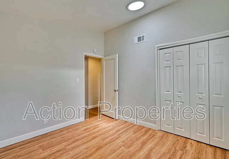 1125 Burgoyne St — Photo 20