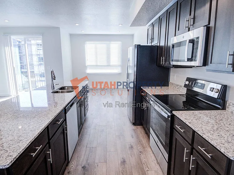 1043 W 400 S — Photo 9