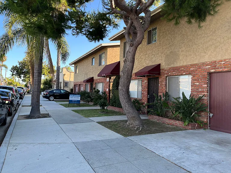 915 Coronado Ave — Photo 2