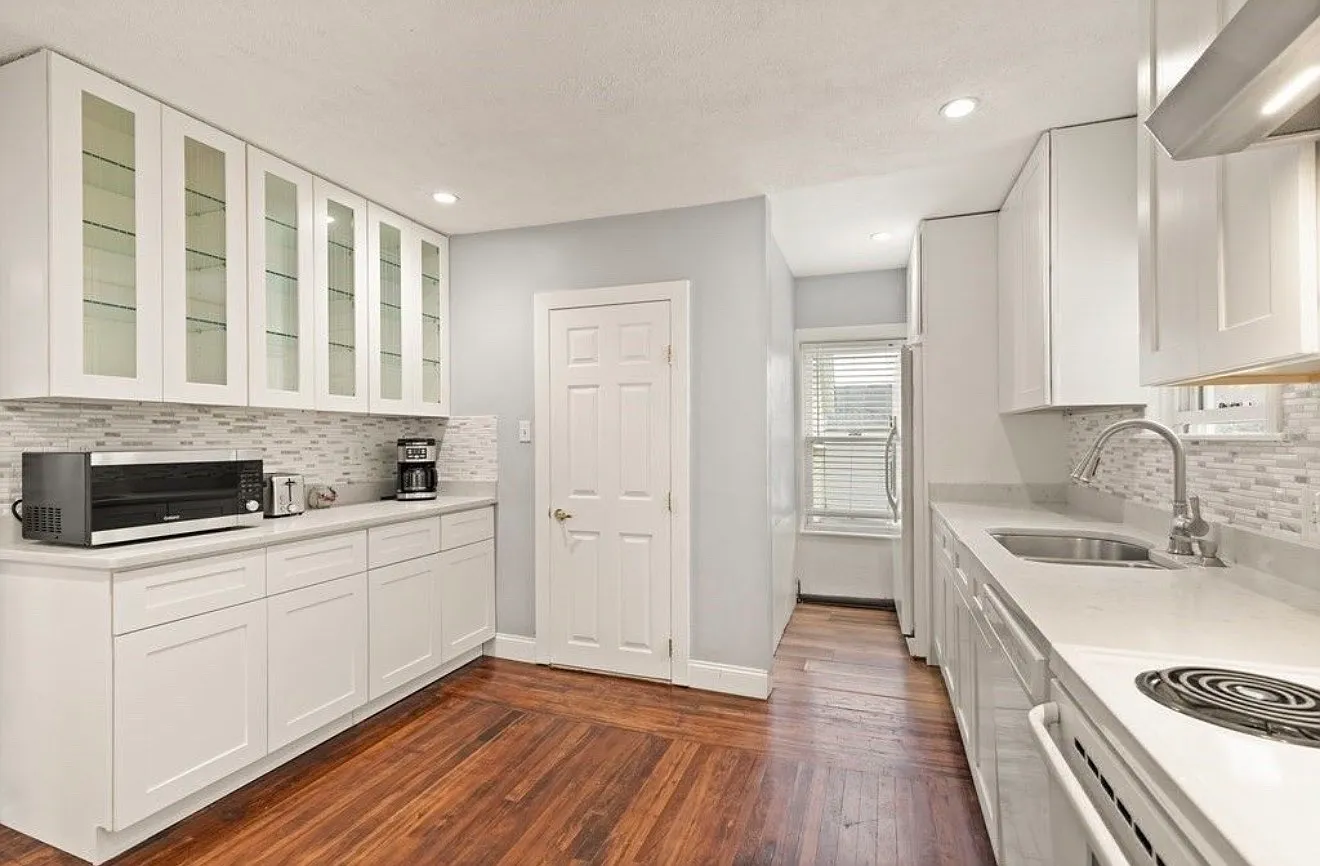 3 bed, 1100 sqft, $2,600 — Photo 2