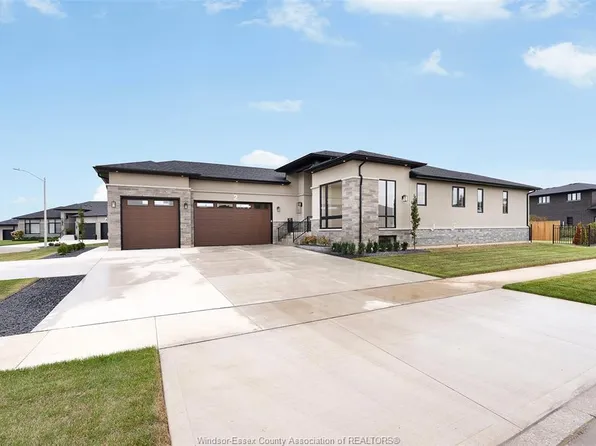 2 Pebble Beach Ct, Leamington, ON N8H 0G1