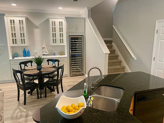 3rd image of 7558 Tamarind Ave