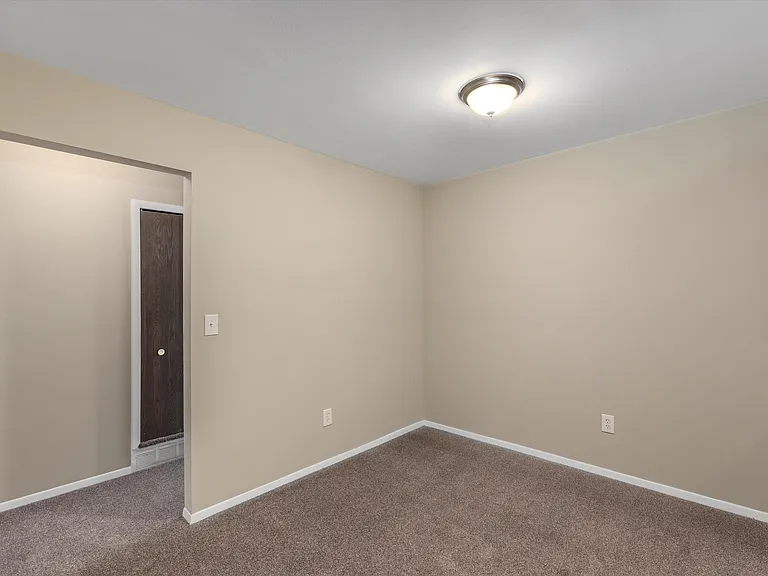 Maplecrest Apartments — Photo 18