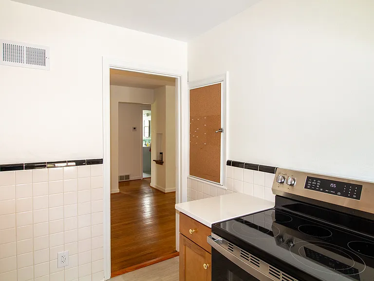 340 Calvert Ave — Photo 8