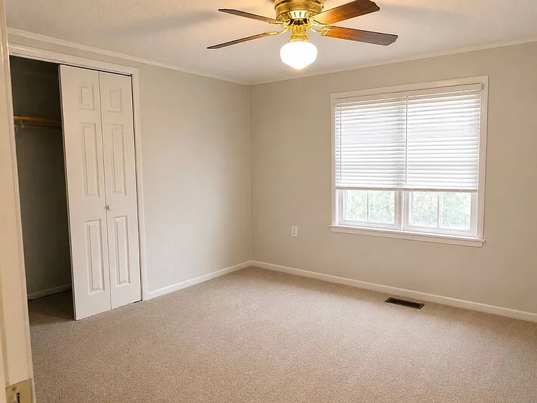 1062 Wesley Ave N — Photo 13