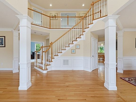3rd image of 35 Howarth Dr