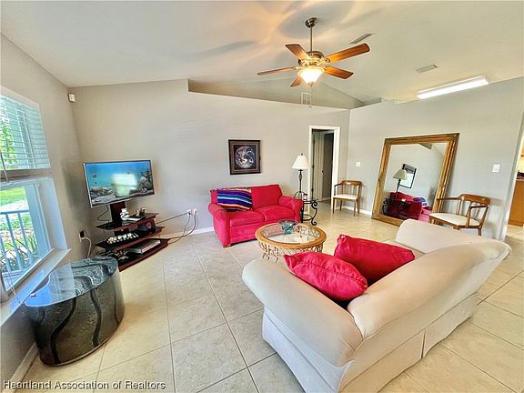4th image of 617 Bell Pl