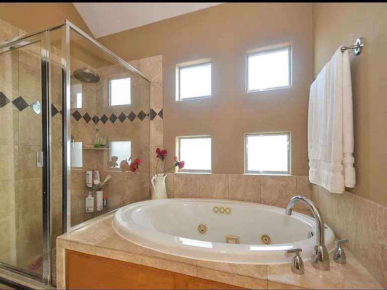 3010 Caroline St — Photo 11