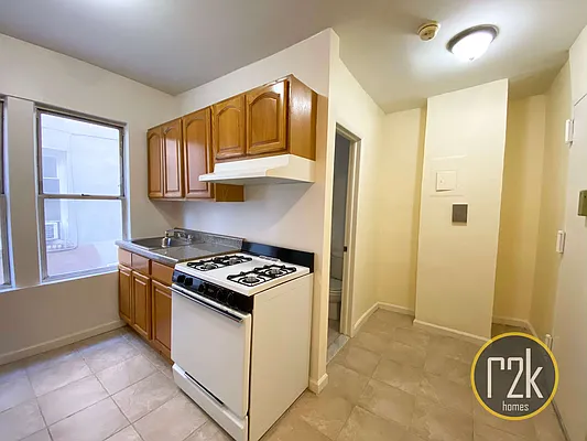 Rented by Realty 2000 Corp | media 10