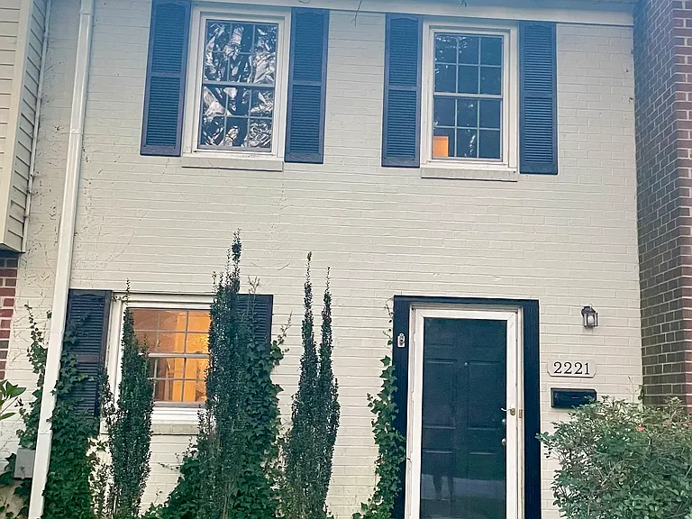 2221 Sedgewick Dr — Photo 2