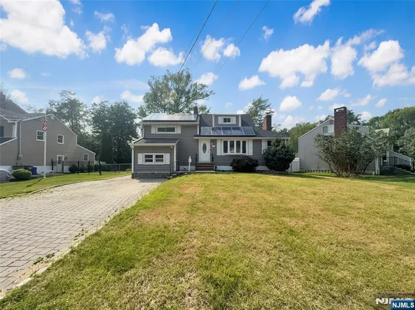 21 Meadow Dr, Little Falls, NJ 07424