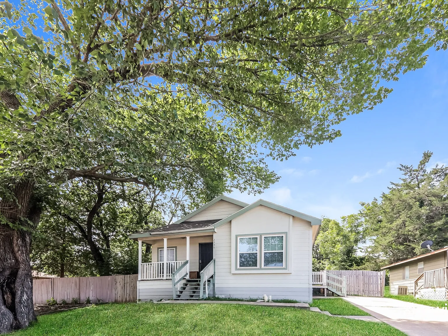 3 bed, 2.0 bath, 1316 sqft, $1,680 — Photo 1