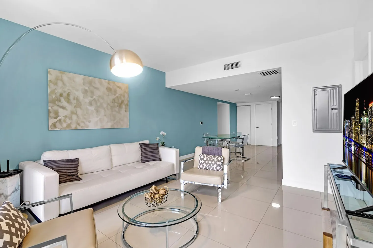 1 bed, 1.0 bath, 882 sqft, $5,335 — Photo 3