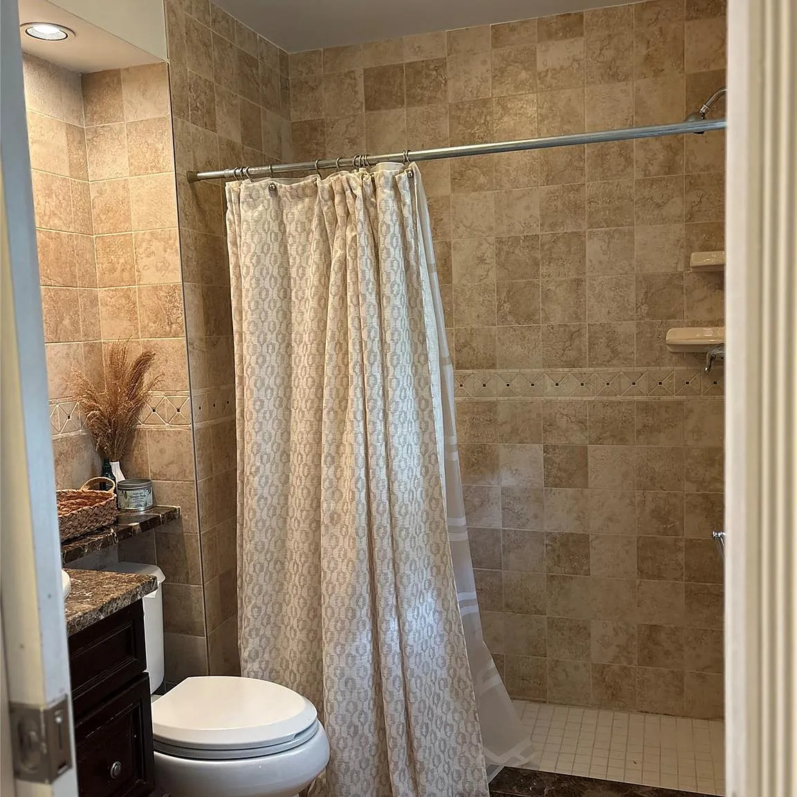 2 bed, 2.0 bath, 4735 sqft, $3,200 — Photo 3