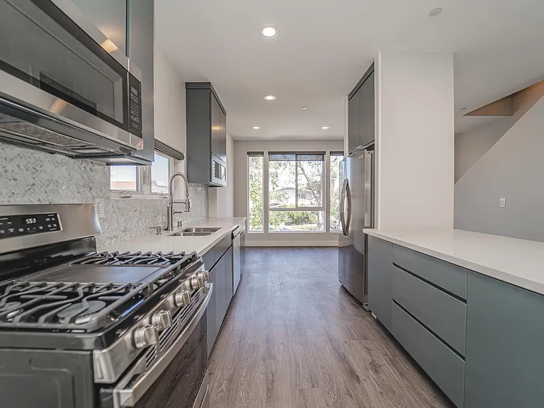 4526 1/2 Saint Charles Pl — Photo 36