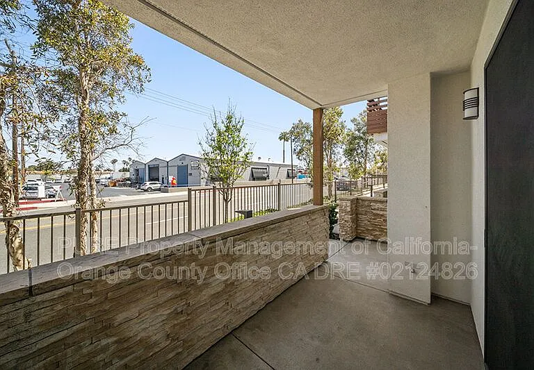 661 W 17th St — Photo 5