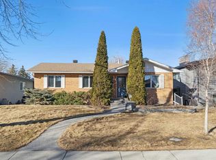 34 E Rosery Dr NW, Calgary, AB T2K 1L7