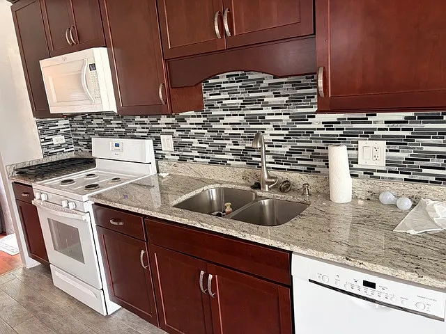 467 E Valleyview Dr — Photo 2