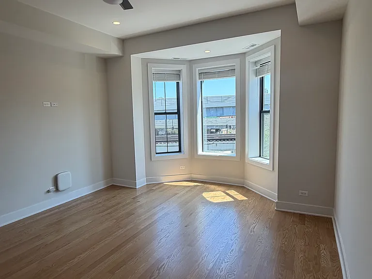 3354 N Sheffield Ave — Photo 6