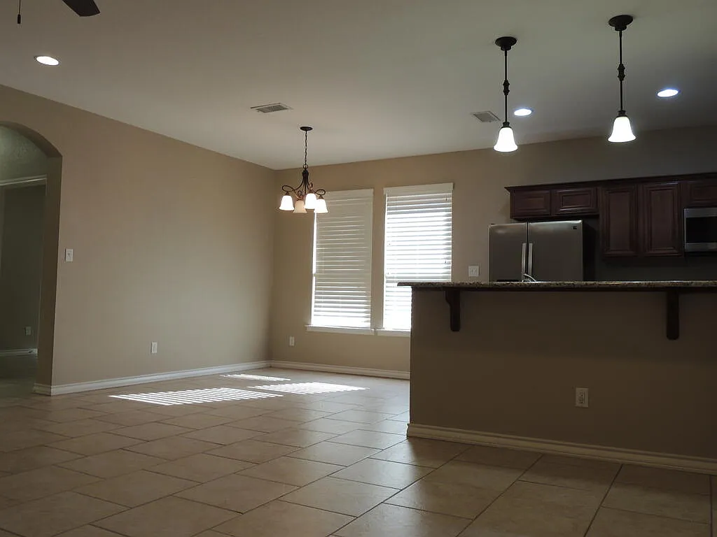 3 bed, 2.0 bath, 1565 sqft, $2,400 — Photo 4