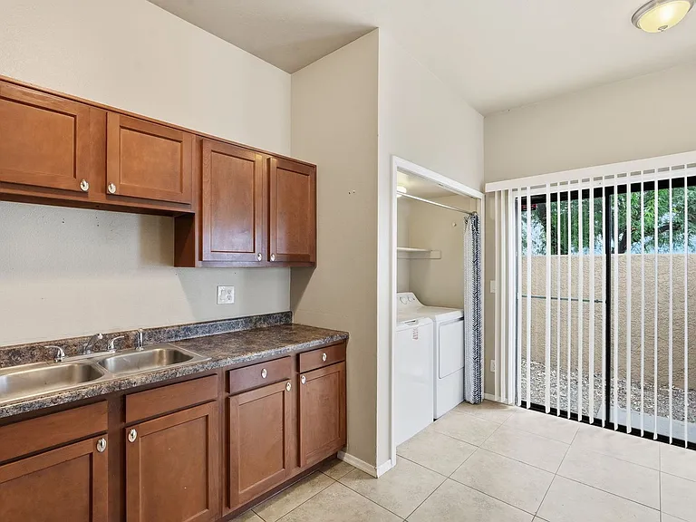 213 W Virginia St — Photo 11