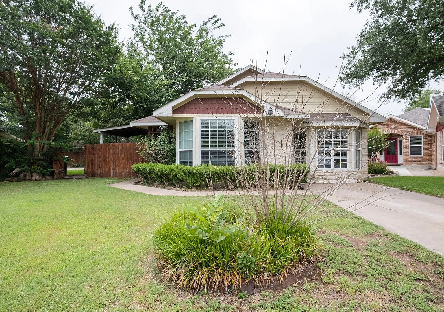 4 Bedroom, 2 Bath Home w/ Converted Garage in North Austin — Photo 2
