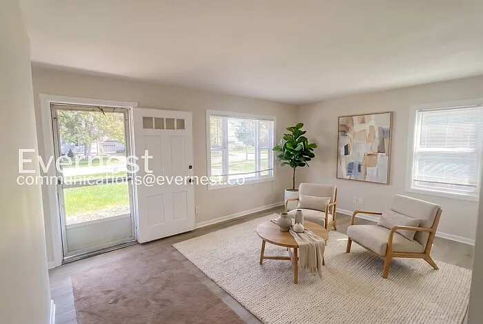 3 bed, 1.0 bath, 1080 sqft, $1,950 — Photo 2