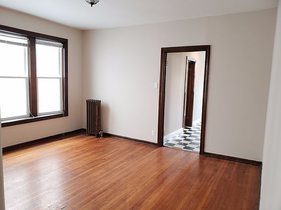 3rd image of 1242 W Winnemac Ave APT 2R