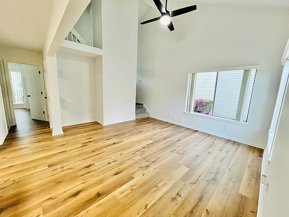 3rd image of 215 Parkwood Cir