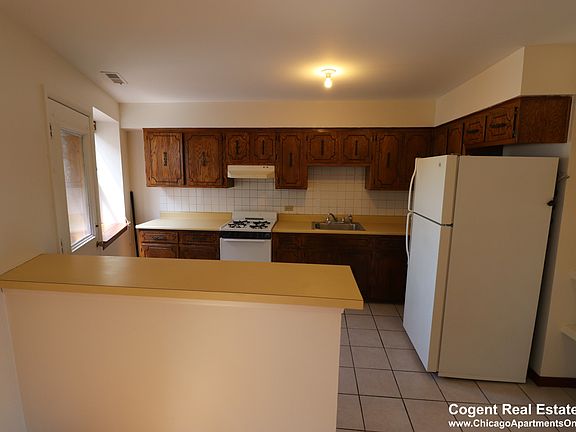 4th image of 4110 W Montrose Ave #203