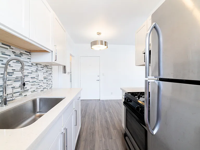 319 N Heliotrope Dr #2 — Photo 6