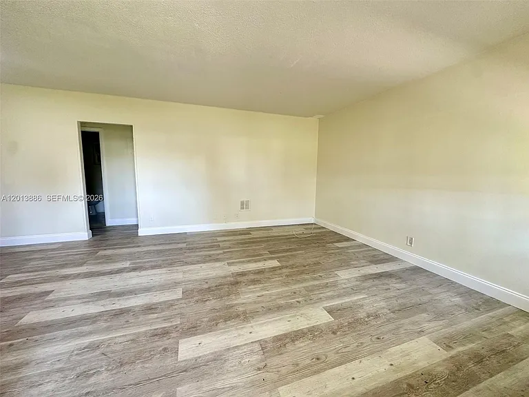 5420 NE 22nd Ter #5 — Photo 3