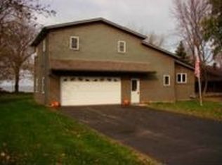 N8852 Gladstone Beach Rd, Fond Du Lac, WI 54937