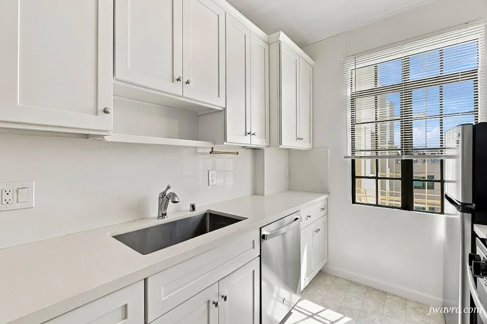 Must See Bright Spacious Top Floor Remodeled View 1bd! — Photo 3