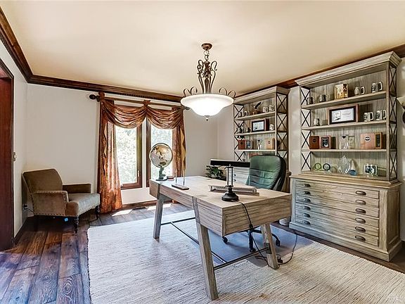 4th image of 9455 Meadow Woods Ln