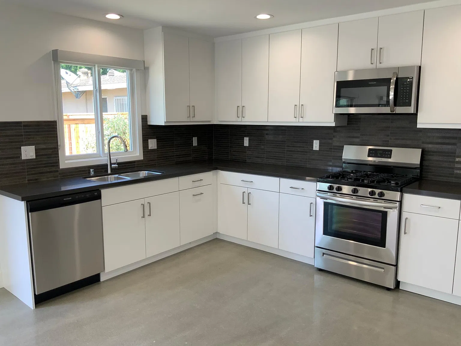 273 N Clark St — Photo 4