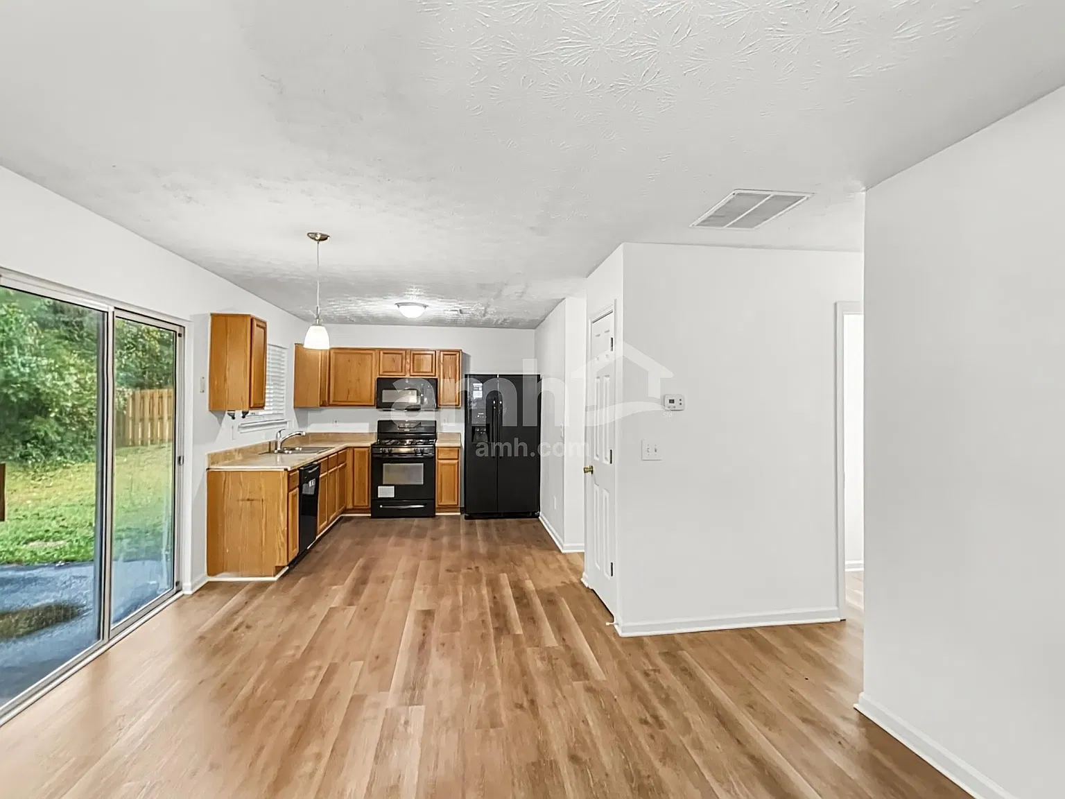 4 bed, 2.5 bath, 1836 sqft, $2,345 — Photo 4