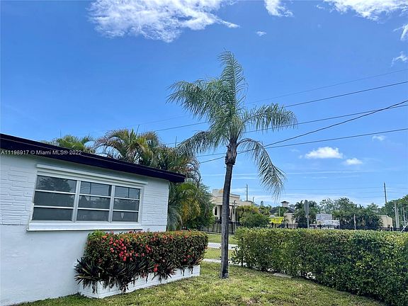2nd image of 2565 NE 207th St