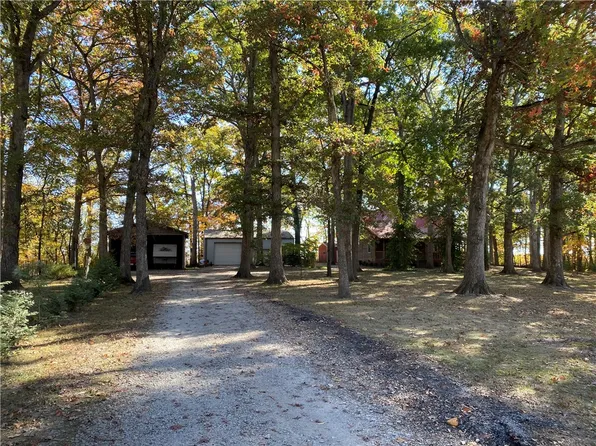 818 N 3275 East Rd, Stewardson, IL 62463