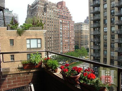 3rd image of 211 W 71st St APT 9A