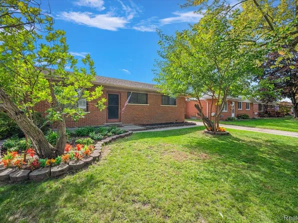 4520 Buckingham Dr, Warren, MI 48092