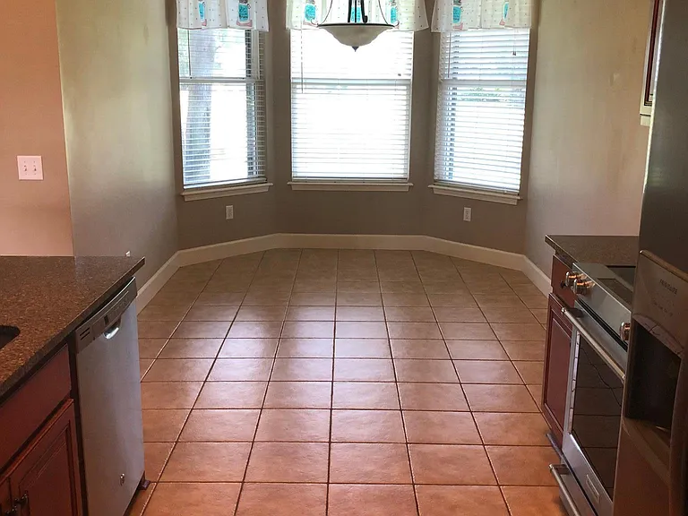220 Edgewater Dr — Photo 12