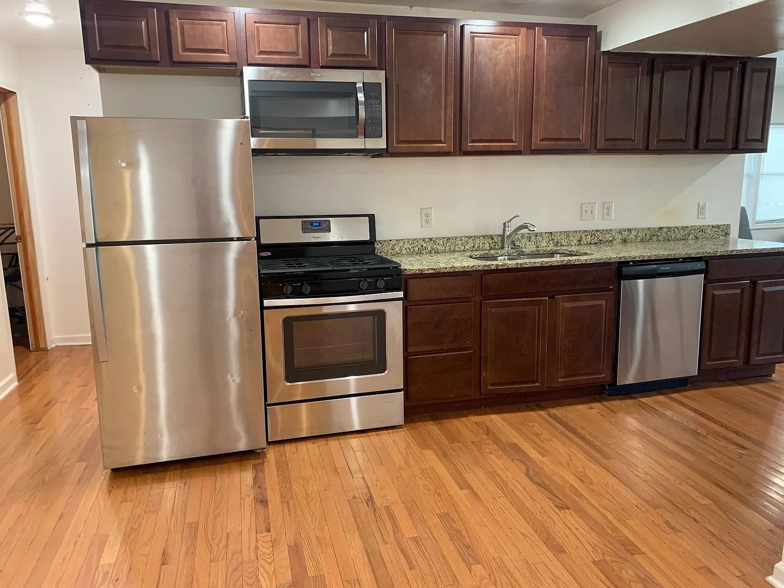 8 bed, 5.5 bath, 2000 sqft, $6,760 — Photo 3
