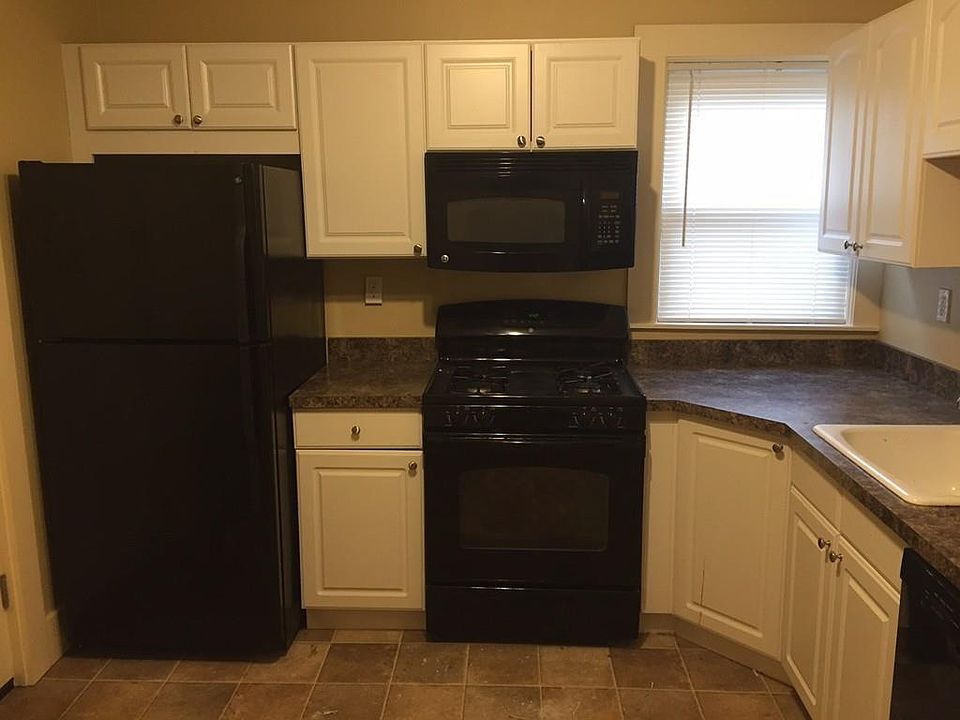 2nd image of 63 Bedford St #2