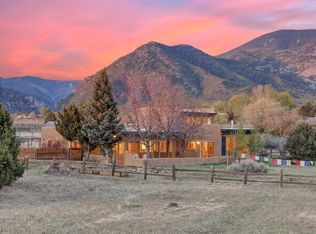 63 Las Animas Rd, Arroyo Seco, NM 87514