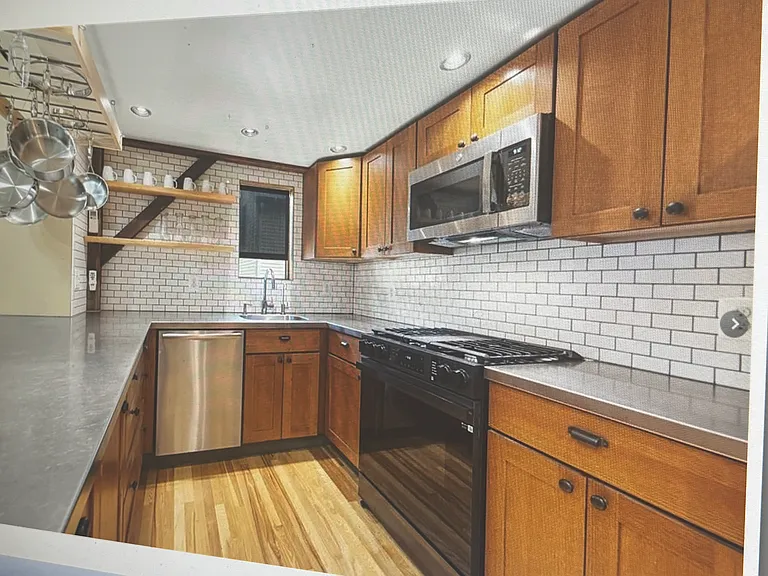 101 Hunt Dr — Photo 1