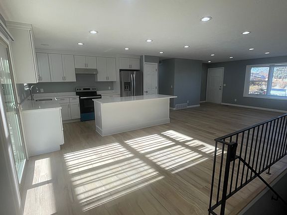 3rd image of 1353 W Hawksbill Dr